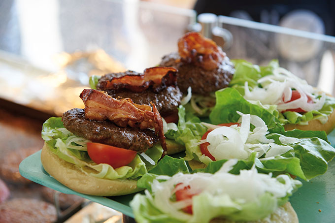 Hamburger mit saftig gebratenem Rindfleisch vom Grill und frischem Salat machen auch optisch was her. Das Auge isst schließlich mit.