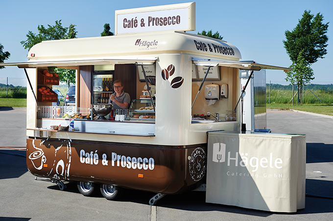 Wer nach dem Grillgenuss einen Nachtisch sucht, wird am Hägele Café & Prosecco-Trailer fündig.